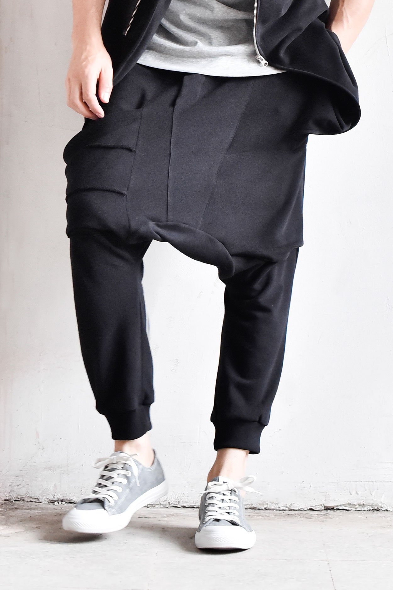Men’s Black Streetwear Cropped Pants with Relaxed Low Crotch Fit - Image 3