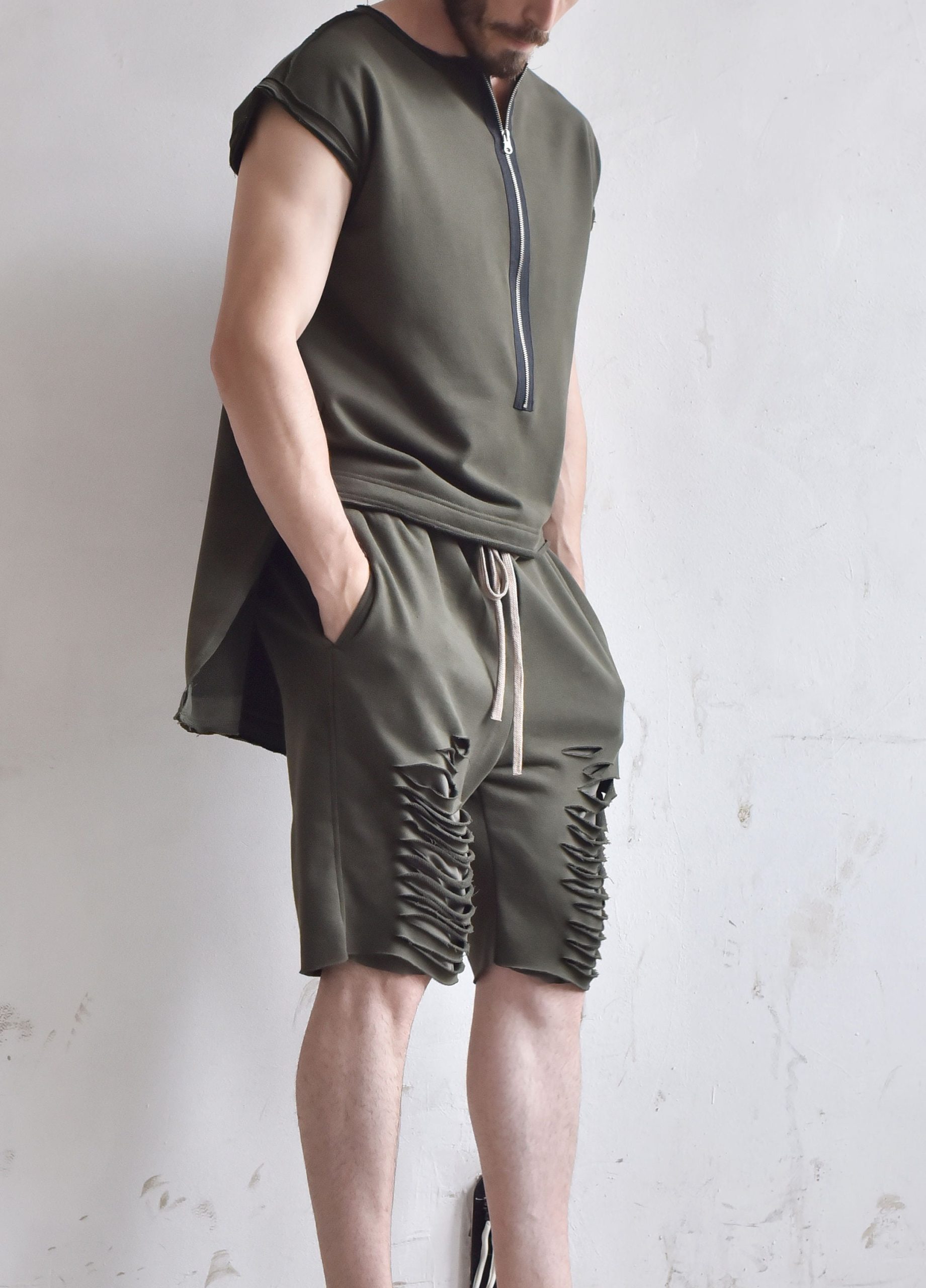 Men’s Lightweight Training Shorts with Textured Side Panels